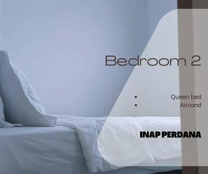uma cama com lençóis brancos e as palavras cama em Inap Perdana Sungkai, Perak em Sungkai