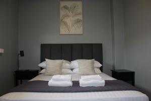 - une chambre avec un lit et 2 oreillers dans l'établissement Colliery Inn Wallsend, à Newcastle