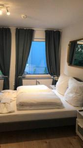 a bedroom with two beds and a window at 3 Zimmer Ferienwohnung Am Hafen 32/32 in Neustadt in Holstein