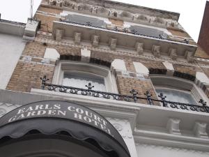 ロンドンにあるアールズ コート ガーデン ホテルのホールカントリーガーデンホテルを読む看板のある建物