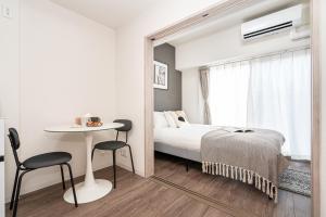 Giường trong phòng chung tại ZAITO Kikukawa SRS Apartment 新築マンション