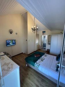 a bedroom with two beds and a chandelier at DUPLEX 5 ÉTOILES ENTRE MARINA ET GOLF INTERNATIONAL in Saint-François