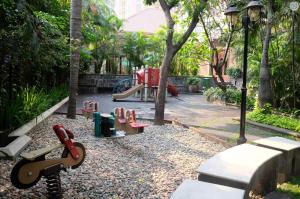 Otroško igrišče poleg nastanitve Rasamala and Cendana at Menteng Manage by The Ascott Limited