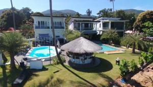 象島的住宿－ganze Villa beachfront-pool-villa-Apartment，享有带游泳池的房屋的空中景致