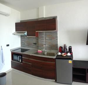 una cucina con lavandino e piano di lavoro di ganze Villa beachfront-pool-villa-Apartment a Ko Chang