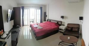 una camera con letto rosso e sedia di ganze Villa beachfront-pool-villa-Apartment a Ko Chang