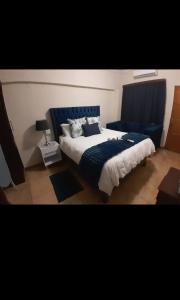 Un pat sau paturi într-o cameră la Monate BNB