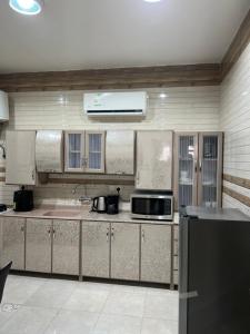 O bucătărie sau chicinetă la شقق هادئة ومجهزة بتلفزيون مع ترفيه سوني بلايستيشن5 مع جهاز واقع افتراضي