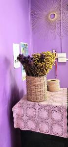 una cesta de flores sentada sobre una mesa en บ้านเนวี่ เกาะล้าน en Ko Larn