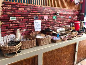 a counter with baskets of food on a shelf at บ้านเนวี่ เกาะล้าน in Ko Larn