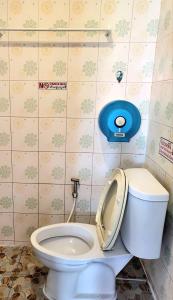 een kleine badkamer met een toilet en een blauwe tank bij บ้านเนวี่ เกาะล้าน in Ko Larn