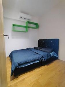 1 cama con edredón azul en una habitación en Summer Mall Summer Suite 2 bedroom unit, en Kota Samarahan