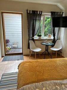 une chambre avec un lit, une table et des chaises dans l'établissement Center studio hause, à Kaunas