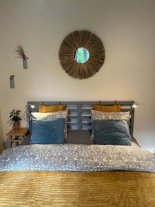 une chambre avec un lit avec un miroir au mur dans l'établissement Center studio hause, à Kaunas