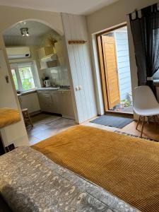 une chambre avec un lit et une cuisine avec une porte dans l'établissement Center studio hause, à Kaunas