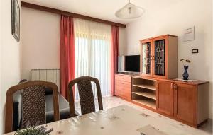 - un salon avec une table à manger et une télévision dans l'établissement Gorgeous Apartment In Kukci With Wifi, à Kukci