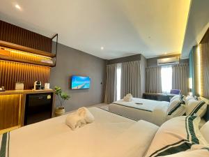 um quarto de hotel com duas camas e uma televisão em The Bed's 304 
