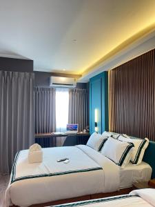 Ban Nong NokにあるThe Bed's 304の部屋の中に大きなベッドがある寝室 +14枚の写真