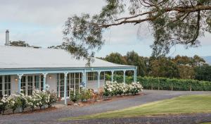 GruyereSoumah of Yarra Valley的白色房子前面有白色的花 更多16张照片