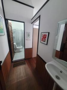 uma casa de banho com um WC, um lavatório e um espelho. em Fisheries VIP em Derawan Islands