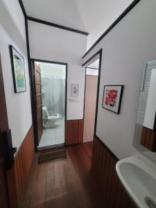 W łazience znajduje się toaleta, umywalka i lustro. w obiekcie Fisheries VIP w mieście Derawan Islands