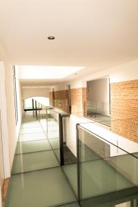 StabroekにあるHVN10のガラス張りの床とレンガの壁が特徴の客室です。