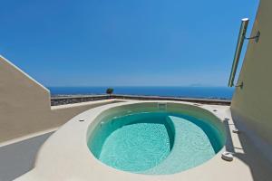 Bazen v nastanitvi oz. blizu nastanitve Skyfall Suites - Adults Only