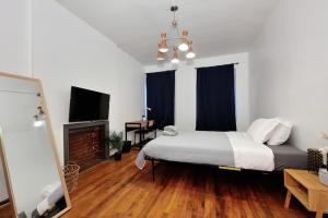 1 dormitorio con 1 cama grande y chimenea en Studio close to Times Square en Nueva York