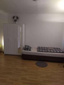 a room with a bed in the corner of a room at Apartment für Monteure in Sandersdorf in Sandersdorf