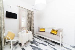 ein Zimmer mit einem Bett, einem Tisch und Stühlen in der Unterkunft Agerino in Moutsoúna