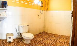 東德島的住宿－Don Det Sokxay and Mamapieng Budget Guesthouse，一间带卫生间和水槽的浴室