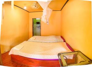 małą sypialnię z łóżkiem w pokoju w obiekcie Don Det Sokxay and Mamapieng Budget Guesthouse w mieście Don Det