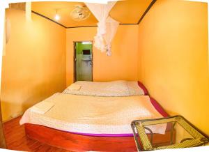 a small bedroom with a bed in a room at Mamapieng Budget Guesthouse in Don Det