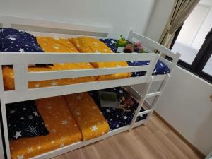 Palanda nebo palandy na pokoji v ubytování The Quartz 3 Bedroom Apartment with fully furnish and fully aircond, infinity pool, Corner lot with seaview and city view centre of malacca city