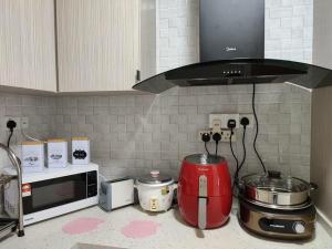 Kuchyň nebo kuchyňský kout v ubytování The Quartz 3 Bedroom Apartment with fully furnish and fully aircond, infinity pool, Corner lot with seaview and city view centre of malacca city