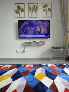 TV a/nebo společenská místnost v ubytování The Quartz 3 Bedroom Apartment with fully furnish and fully aircond, infinity pool, Corner lot with seaview and city view centre of malacca city