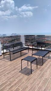 un grupo de bancos sentados sobre un techo en The Quartz 3 Bedroom Apartment with fully furnish and fully aircond, infinity pool, Corner lot with seaview and city view centre of malacca city en Tranquerah