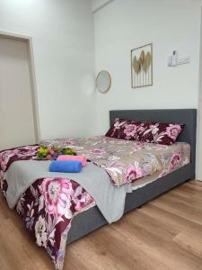 um quarto com uma cama com lençóis rosa e roxo em The Quartz 3 Bedroom Apartment with fully furnish and fully aircond, infinity pool, Corner lot with seaview and city view centre of malacca city em Tranquerah