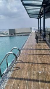 בריכת השחייה שנמצאת ב-The Quartz 3 Bedroom Apartment with fully furnish and fully aircond, infinity pool, Corner lot with seaview and city view centre of malacca city או באזור