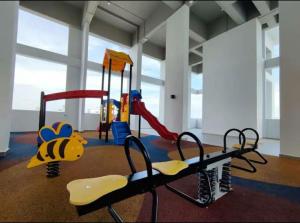 Dětský klub v ubytování The Quartz 3 Bedroom Apartment with fully furnish and fully aircond, infinity pool, Corner lot with seaview and city view centre of malacca city