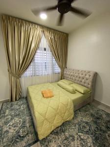 een slaapkamer met een bed en een plafondventilator bij Homestay 3R2B Muci Residensi Zamrud, Kajang 2, Bandar Baru Bangi - non smoking homestay in Kajang