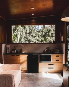 una cucina con un lavello e una grande finestra di Tiny home, Outdoor bath, Infrared Sauna, Fire pit a Cardiff