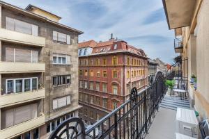 balcone con vista sugli edifici di una città di TAS Apartments - Cosy apartments on Vas street a Budapest