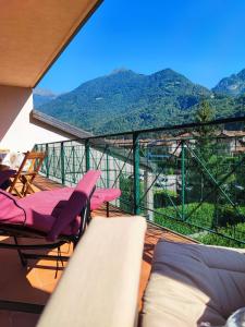 Introbio[Introbio-Lecco] La casa di Lucy vista montagna的山景阳台,配有椅子。