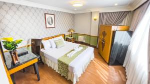 Llit o llits en una habitació de Miramar Hotel