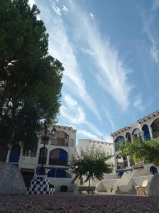 un edificio con un cielo azul en el fondo en Apartamento, 3° línea de playa, en Cubelles