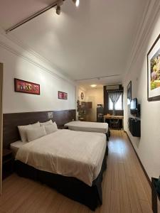 ein Hotelzimmer mit 2 Betten und einem Bad in der Unterkunft Elegant Studio Yet Kieu in Hanoi