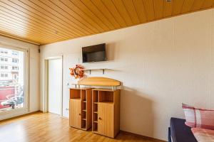 sala de estar con techo de madera y mesa en Gemütliche Monteurwohnung in Sandersdorf en Sandersdorf