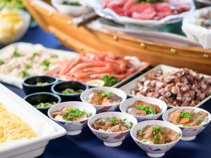 un buffet de diferentes tipos de comida en una mesa en APA Hotel & Resort Sapporo en Sapporo