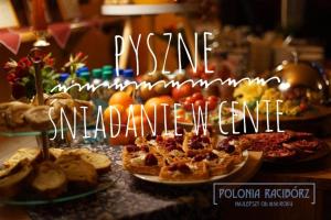 stół z ciastami i innymi produktami spożywczymi w obiekcie Polonia Raciborz w mieście Racibórz